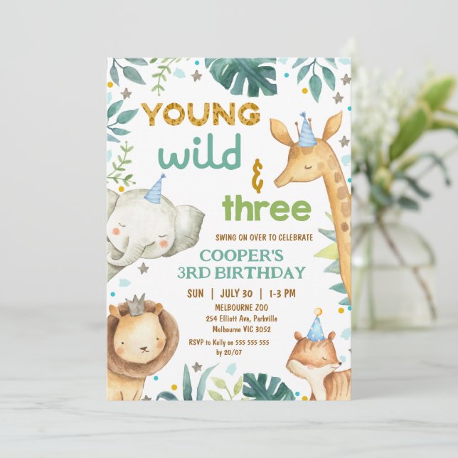 Boys Brown Cheetah Print Young Wild Three Birthday Einladung (Stehend Vorderseite)