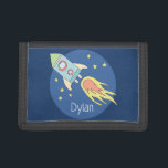 Boys Colorful Rocket Ship Space Muster und Name Tri-fold Geldbeutel<br><div class="desc">Diese wunderschöne Kindertasche verfügt über ein schönes und farbenfrohe Handgezeichnetes Raketenschiff im Weltraum. Das Design bietet auch einen Platz für Sie,  um Ihren Jungen Namen hinzuzufügen. Ideal für Kleinkinder und Kinder,  die das erste Portemonnaie haben!</div>