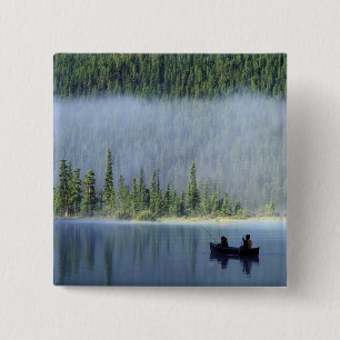 Boys, die auf dem Waterfowl Lake fischen, Banff Na Button