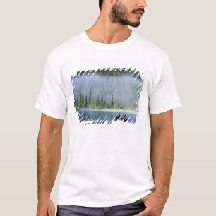 Boys, die auf dem Waterfowl Lake fischen, Banff Na T-Shirt
