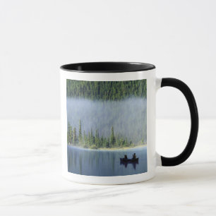 Boys, die auf dem Waterfowl Lake fischen, Banff Na Tasse