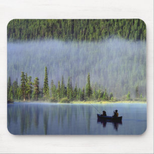 Boys, die aus dem Kanu mit Nebel in Mousepad
