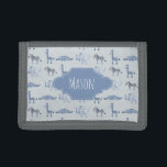 Boy's First Wallet Blue Safari Muster mit Namen Tri-fold Geldbeutel<br><div class="desc">Das Portemonnaie dieses zauberhaften Jungen ist mit einem blauen Aquarellgiraffe,  Elefanten,  Krokodil- und Zebramuster versehen und bietet Ihnen die Möglichkeit,  den Namen Ihres kleinen Jungen hinzuzufügen. Ideal für die erste Brieftasche Ihres Kleinkindes! Karo aus der Erholung unserer Kollektion für andere niedliche blaue Safaritiere!</div>