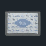Boy's First Wallet Blue Safari Muster mit Namen Tri-fold Geldbeutel<br><div class="desc">Das Portemonnaie dieses zauberhaften Jungen ist mit einem blauen Aquarellgiraffe,  Elefanten,  Krokodil- und Zebramuster versehen und bietet Ihnen die Möglichkeit,  den Namen Ihres kleinen Jungen hinzuzufügen. Ideal für die erste Brieftasche Ihres Kleinkindes! Karo aus der Erholung unserer Kollektion für andere niedliche blaue Safaritiere!</div>