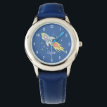 Boys Niedlich Blue Rocket Ship Space und Name Kids Armbanduhr<br><div class="desc">Diese niedliche Kinderuhr besticht durch ein hübsches und farbenprächtiges Handgezeichnetes Raketenschiff im Weltraum. Dieses einzigartige blaue Design bietet auch einen Platz,  wo Sie Ihren Jungs Namen hinzufügen können. Mit leicht lesbaren Zahlen ist dieses Design perfekt für die erste Armbanduhr Ihres Kindes oder Kleinkindes!</div>