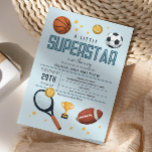 Boys Niedlich Blue Sports Superstar Kinderdusche Einladung<br><div class="desc">Dieses niedliche und moderne "Ein kleiner Superstar ist unterwegs" Jungs Baby Dusche-Einladung Design bietet ein blaues Sport-Cartoon-Design mit einem Basketball, Fußball, Fußball, Fußball, Tennisschläger, Trophäe und Sterne. Die Einladung kann mit den Namen der Eltern und anderen für Ihr Party notwendigen Details personalisiert werden. Die perfekte sportliche Themenergänzung zur Babydusche Ihrer...</div>