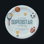 Boys Niedlich Blue Sports Superstar Kinderdusche Pappteller<br><div class="desc">Dieses niedliche und moderne "kleine Superstar ist auf dem Weg" Jungs Baby-Dusche Papier Platte Design bietet ein blaues Sport-Cartoon-Design mit einem Basketball, Fußball, Fußball, Fußball, Tennisschläger, Trophäe und Sterne. Die Einladung kann mit den Namen der Eltern und dem Datum Ihres Party personalisiert werden. Die perfekte Ergänzung zum sportlichen Angebot der...</div>