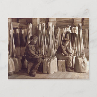 Boys Packing Brooms, 1908 Postkarte
