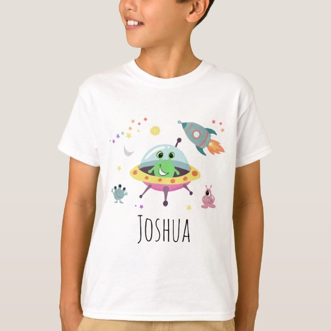 Boys Space Alien Cartoon Rocket Ship und Name T-Shirt (Vorderseite)