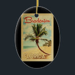 Bradenton Palm Tree Vintage Travel Keramik Ornament<br><div class="desc">Ein einzigartig Retro Mitte des Jahrhunderts modernen Bradenton Florida Kunstdruck in Vintage Reise Poster Stil. Es verfügt über eine geschwungene Palme am Sandstrand mit Ozean unter einem blauen bewölkten Himmel.</div>