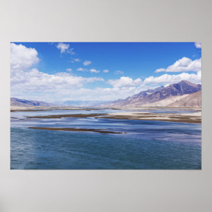 Brahmaputra-Fluss und Berglandschaft - Tibet Poster