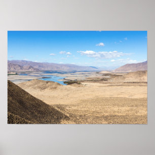 Brahmaputra-Fluss und Wüstenlandschaft - Tibet Poster