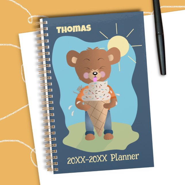 Brain Freeze Kid Spaß Akademischer Planer (Fun kid academic planner with name featuring a brown bear eating an ice cream cone .)