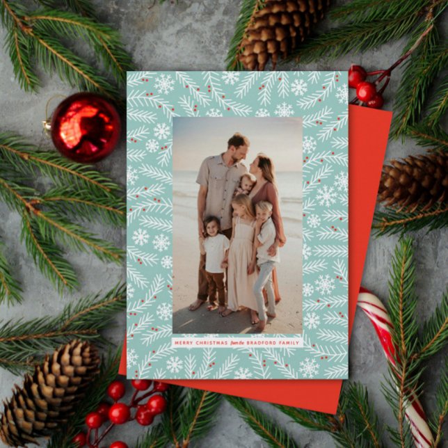 Branchen und Snowflake Frame Weihnachten (a modern pattern of evergreen branches with berries and snowflakes frame one family photo)