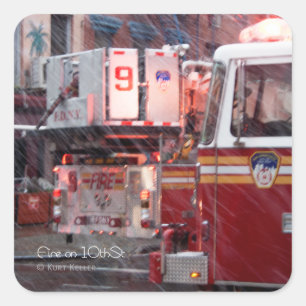 Brand am 10. quadratischer aufkleber