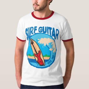 Brandungs-Gitarre: Rote Gitarre auf Surfbrett. T-Shirt