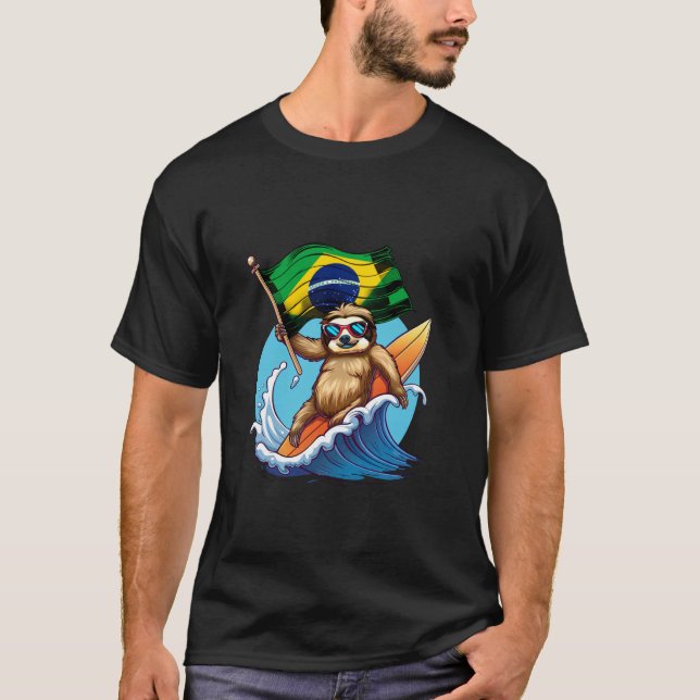 Brasil Flag Sloth Surfing Brazilian Pride Brasilia T-Shirt (Vorderseite)