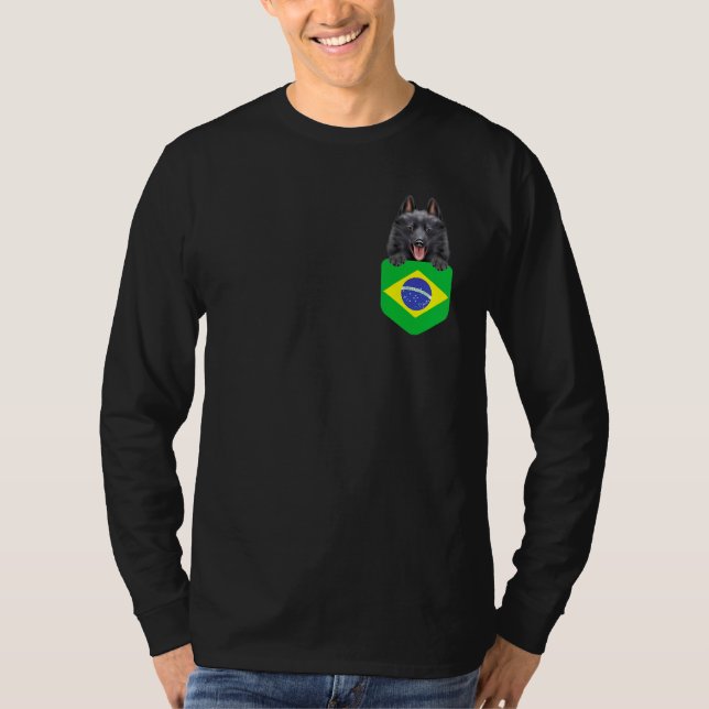 Brasilianische Flagge Schipperke Hund in Pocket T-Shirt (Vorderseite)
