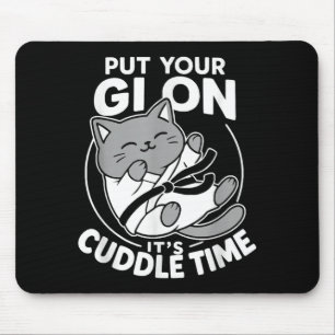 Brasilianischer Jiu Jitsu Kampfkatze zieht Gi an u Mousepad