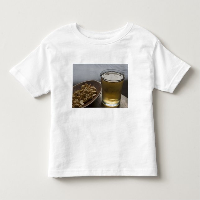 Brasilien. Ein Glas erfrischender Guarana-Energie Kleinkind T-shirt (Vorderseite)
