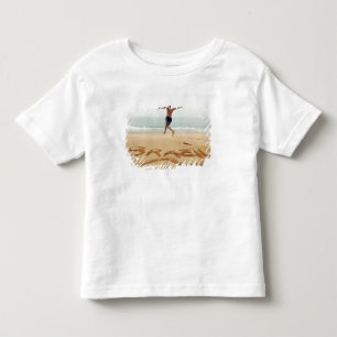 BRASILIEN. Oberkörperfreier Mann mit Schwimmanzug Kleinkind T-shirt