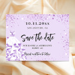 Bratviolett-Kleid Party Save the Date Karte<br><div class="desc">Eine Save the Date Karte für eine Sweet 16,  16 (oder jedes Alter) Geburtstagsparty. Violett,  lavendelfarbener Hintergrund mit violettem Imitat Glitzer,  Glitzern. Personalisieren und fügen Sie Datum und Name/Alter hinzu. Der Text: Save the Date ist mit einem großen angesagten,  handgeschriebenen Stilskript geschrieben.</div>