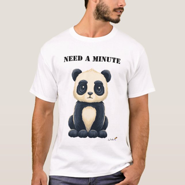 Brauche eine Minute Lustiges Müdes Panda T-Shirt (Vorderseite)