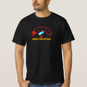 Brauche Urlaub Lustiger Reise-Treibstoffanzeige T- T-Shirt