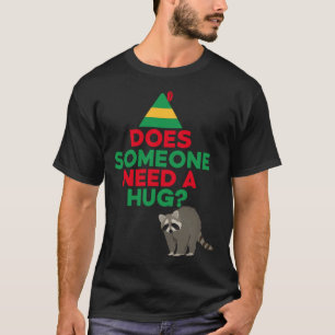 Braucht jemand einen Hug Elf Hat Racoon Funny Chri T-Shirt