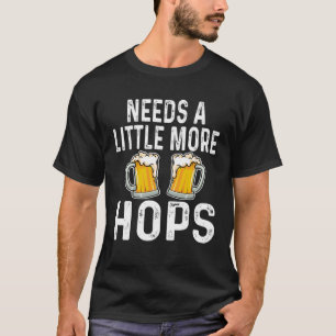 Braucht noch etwas mehr Hopfen Bier Drinker Zuhaus T-Shirt
