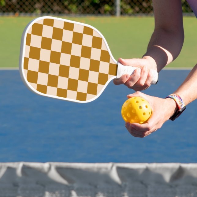 Braun-beiges Schachbrettmuster Pickleball Schläger (InSitu)