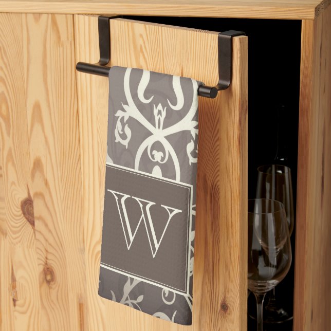 Braun Elegant Blühend Monogramm Handtuch (Drittel gefaltet)