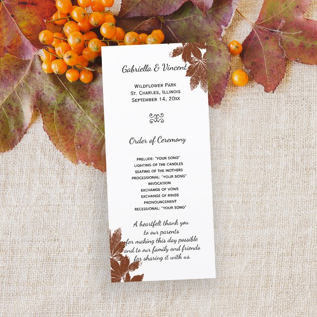 Braun Fall Maple Leaf Briefmarke Hochzeitsprogramm Programm (Fall in Love with this natural woodsy Autumn leaves marriage ceremony program.)