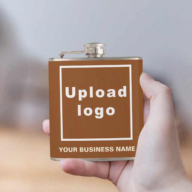 Braun-Handelsmarke auf Vinyl-ummantelte Flasche Flachmann (Your business name and logo on brown vinyl wrapped flask.)