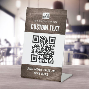 Braun-Holzkörner sehen nach Logo-QR-Code und Text Sockelschild