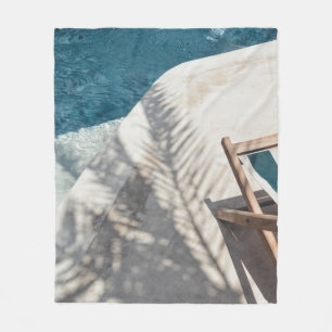 Braun-Holzmöbel in der Nähe des Wasserkörpers Fleecedecke