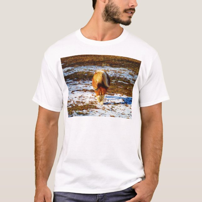 Braun und cremefarbenes Miniaturpferd im Schnee. T-Shirt (Vorderseite)