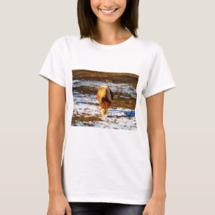 Braun und cremefarbenes Miniaturpferd im Schnee. T-Shirt