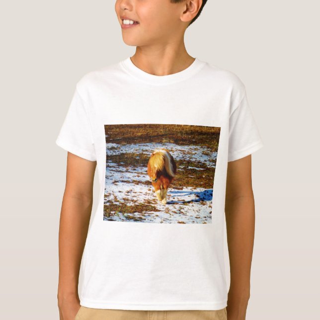 Braun und cremefarbenes Miniaturpferd im Schnee. T-Shirt (Vorderseite)