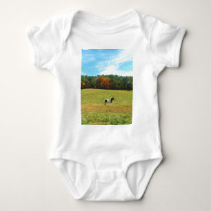 Braun- und Weißpferd, Herbstbäume, blauer Himmel Baby Strampler