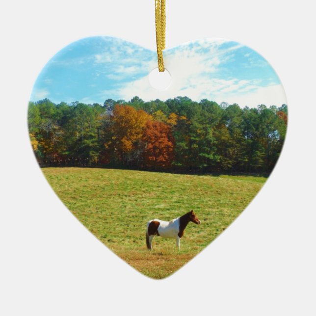 Braun- und Weißpferd, Herbstbäume, blauer Himmel Keramikornament (Vorne)