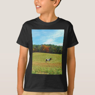 Braun- und Weißpferd, Herbstbäume, blauer Himmel T-Shirt