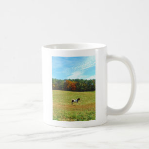 Braun- und Weißpferd, Herbstbäume, blauer Himmel Tasse