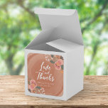 Braun Wood Rustic Floral Wedding Liebe und Dank Quadratischer Aufkleber<br><div class="desc">Dieser rustikale Aufkleber für die Hochzeitsfeier bietet eine schöne Blumenpracht vor einem braunen Holzmuster-Hintergrund und die Welt "Liebe und Dank". Verwenden Sie es, um Ihre Umschläge zu Siegel, Taschen zu bevorzugen oder für die Dekoration. Karo andere passende rustikale Hochzeitsartikel wie Einladungen hier http://www.zazzle.com/collections/brown_wood_rustic_floral_wedding_collection-119146535042869019?rf=238364477188679314 Personalisieren Sie es mit Ihren Daten, indem...</div>
