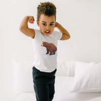 Braunbär, der auf dem Schnee spaziert