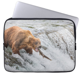 Braunbär fängt roten Lachs Laptopschutzhülle