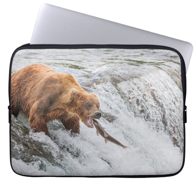 Braunbär fängt roten Lachs Laptopschutzhülle (Vorderseite)