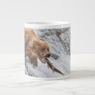 Braunbär fängt Rotlachs Jumbo-Tasse