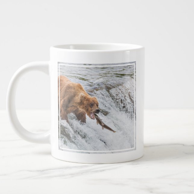 Braunbär fängt Rotlachs Jumbo-Tasse (Links)