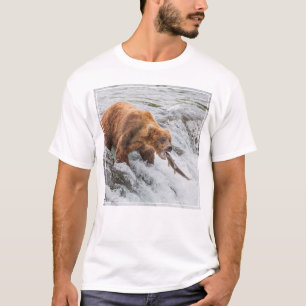 Braunbär fängt Rotlachs T-Shirt